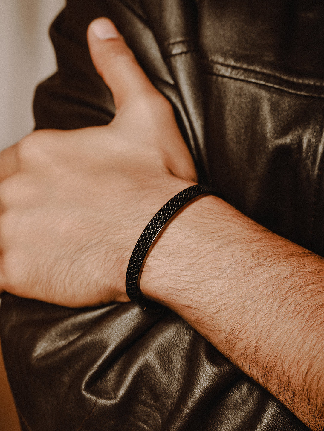 Men'S Black Stainless Steel Dotted Print Kada Bracelet