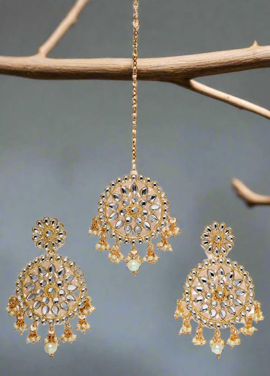 Gold Plated Kundan Studded & Pearl Beaded Earring With Manngtikka