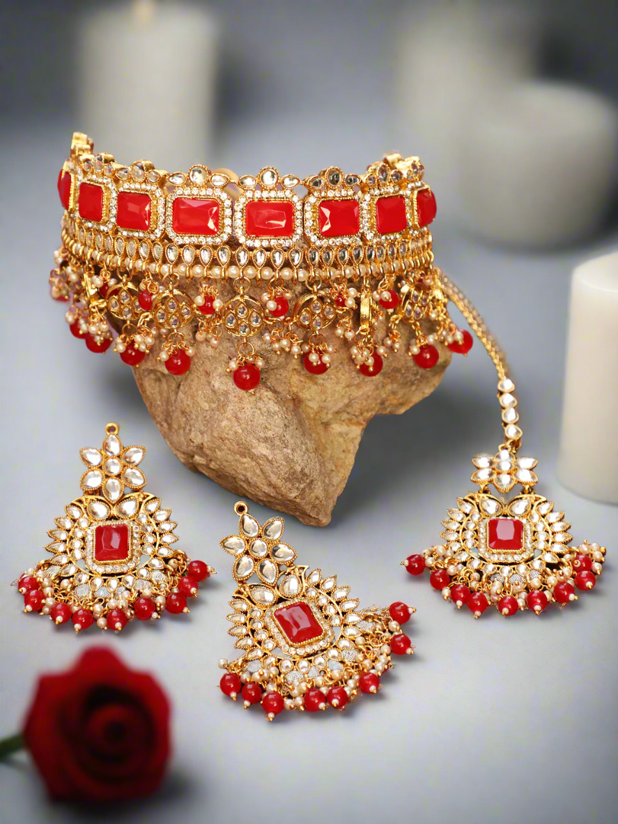 Mahroon Gold-Plated & Pearl Beaded Kundan Choker Necklace, Earring & Maangtikka Set