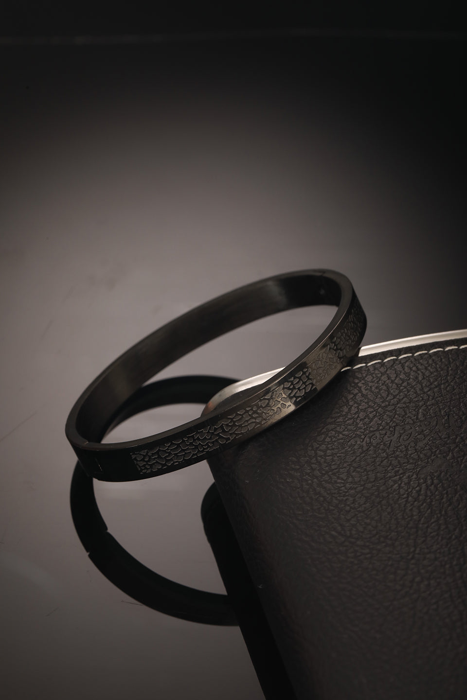 Jazz And Sizzle Men's Black Stainless Steel Abstract Print Kada Bracelet - Jazzandsizzle