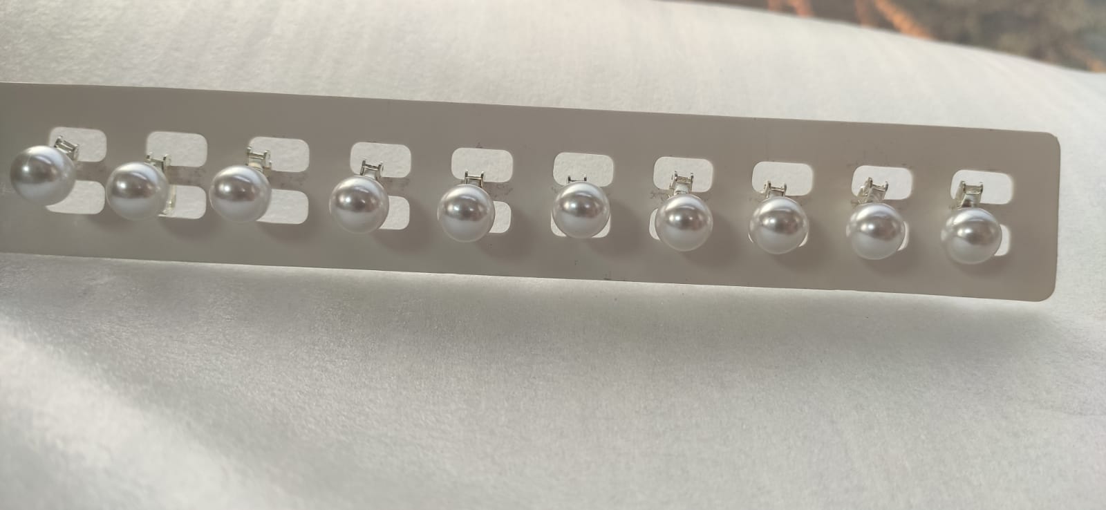 Jazz and Sizzle Women  Of  Embellished Alligator Hair Clip